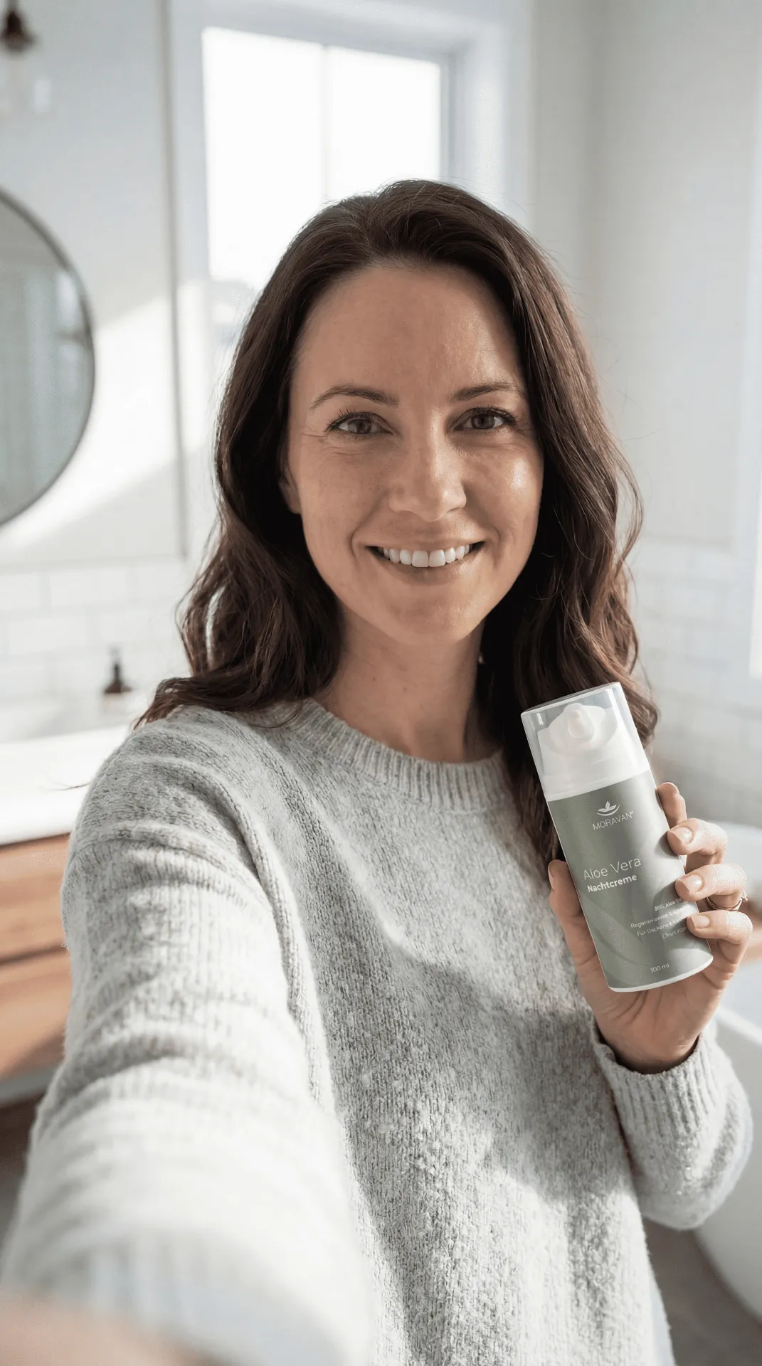 Frau mit MORAVAN Aloe Vera Nachtcreme – Naturkosmetik Hautpflege